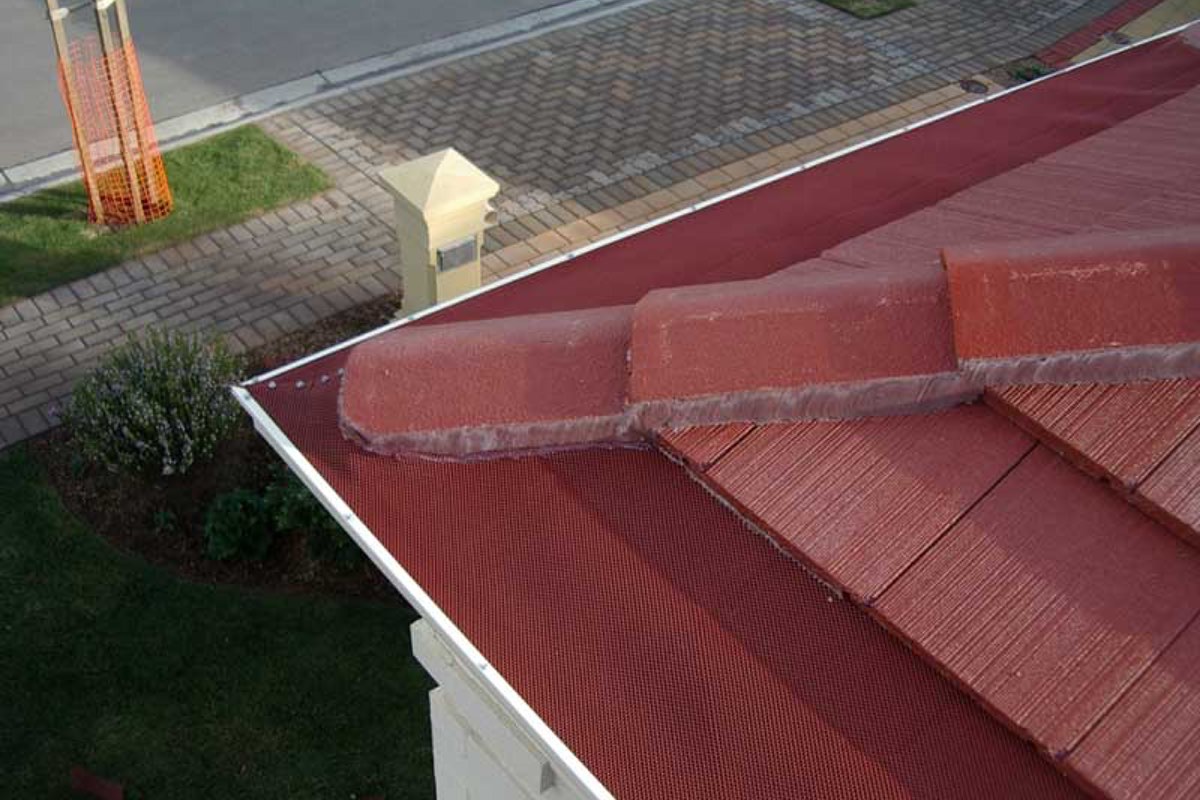 Leaf mesh for tiled roofs